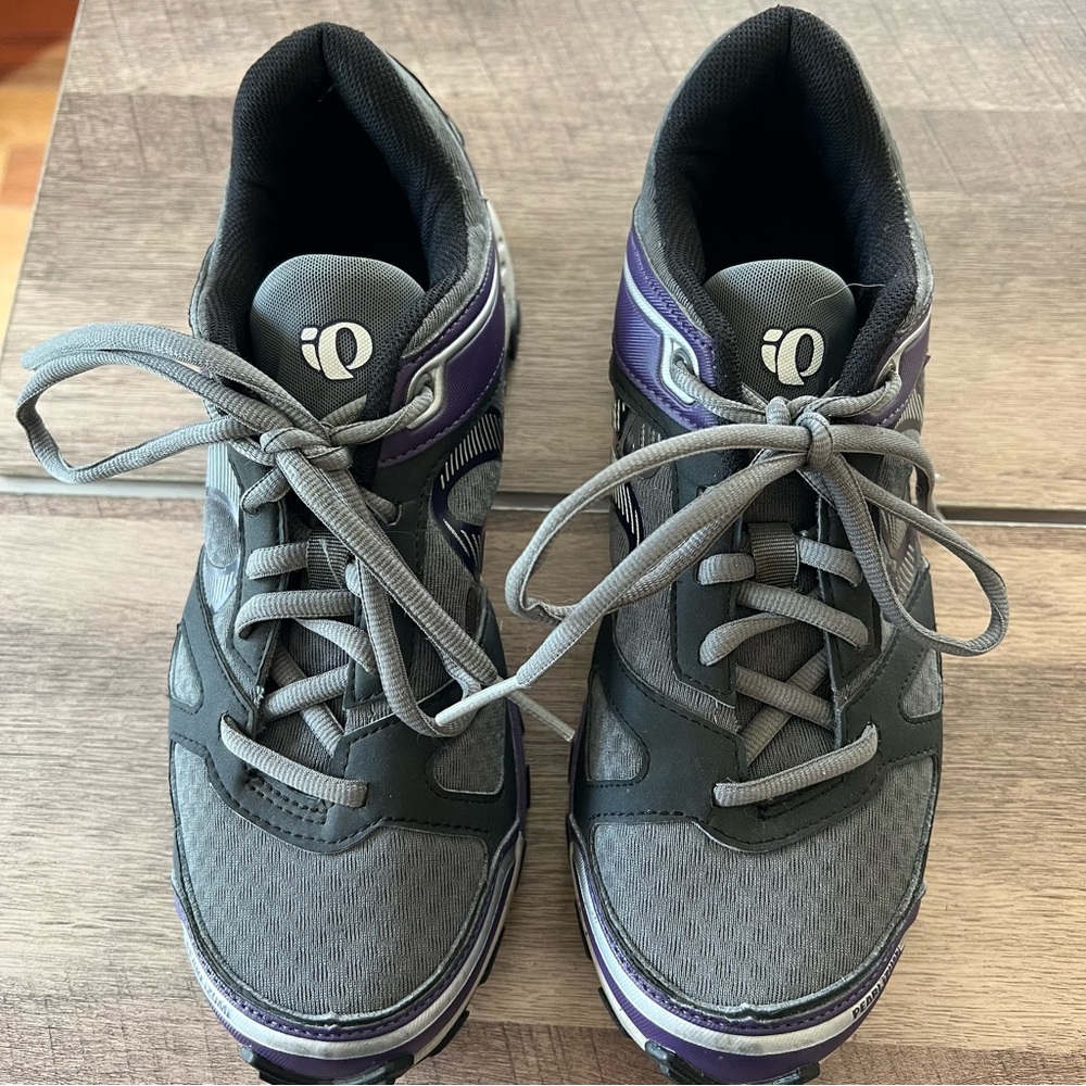 Pearl Izumi cycling shoes .  Good for indoor or outdoor cycling,  spinning